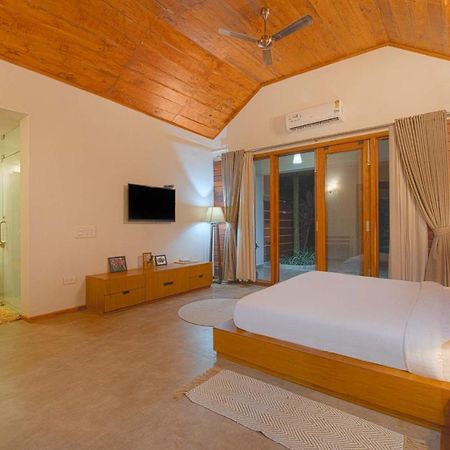 Stayvista At Tall Silver With Infinity Pool & Breakast มาดิเครี ภายนอก รูปภาพ