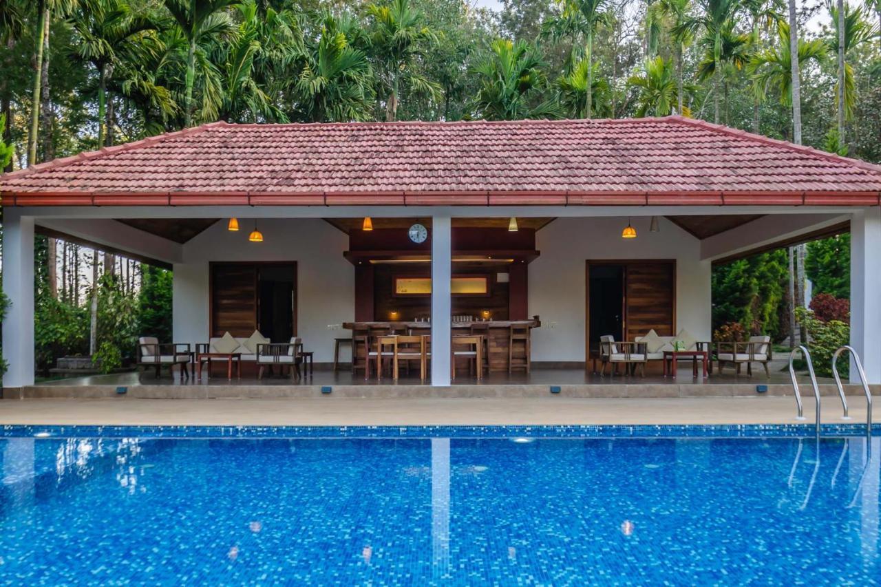 Stayvista At Tall Silver With Infinity Pool & Breakast มาดิเครี ภายนอก รูปภาพ